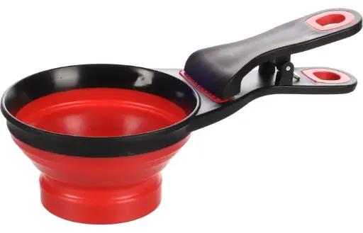 Feeding scoop with locking clip